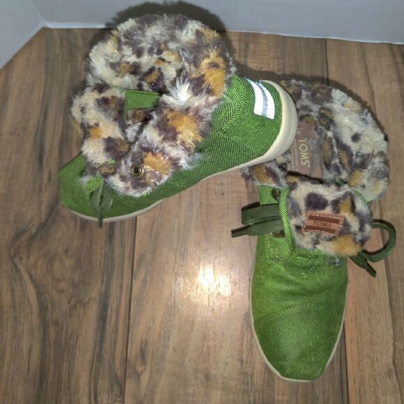 Toms One for One Green Canvas Bootie With Leopard Print Inside Size: 5 - Picture 2 of 8